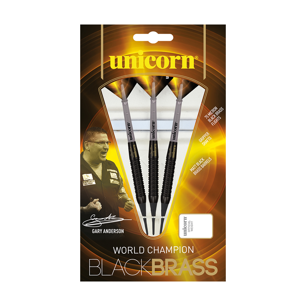 23662_Unicorn_Gary_Anderson_Black_Brass_Softdarts_3 Das Bild zeigt die "Unicorn Gary Anderson Black Brass Softdarts - 18g" in ihrer Verpackung. Die Verpackung ist schwarz-gold und enthält drei Darts sowie das Bild eines Spielers.