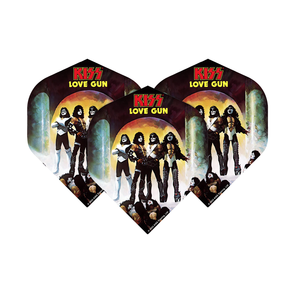 Das Bild zeigt drei Dartflights mit dem Aufdruck "KISS LOVE GUN" und einer Abbildung der Bandmitglieder. Die Flights sind im Design des bekannten Kiss-Albums "Love Gun" gestaltet.