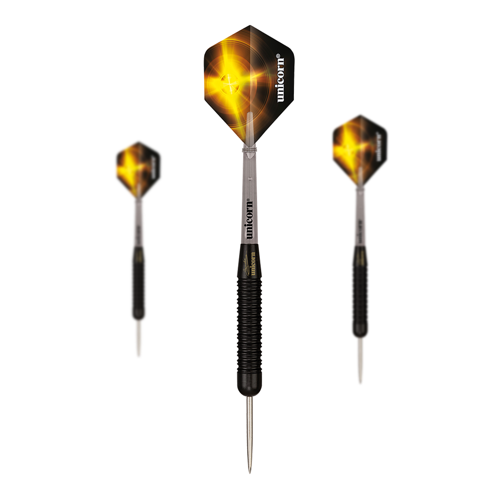 Das Bild zeigt drei Steeldarts des Modells "Unicorn Black Brass Gary Anderson V1". Die Flights sind schwarz mit einem gelben, leuchtenden Design und der Schrift "Unicorn" bedruckt.
