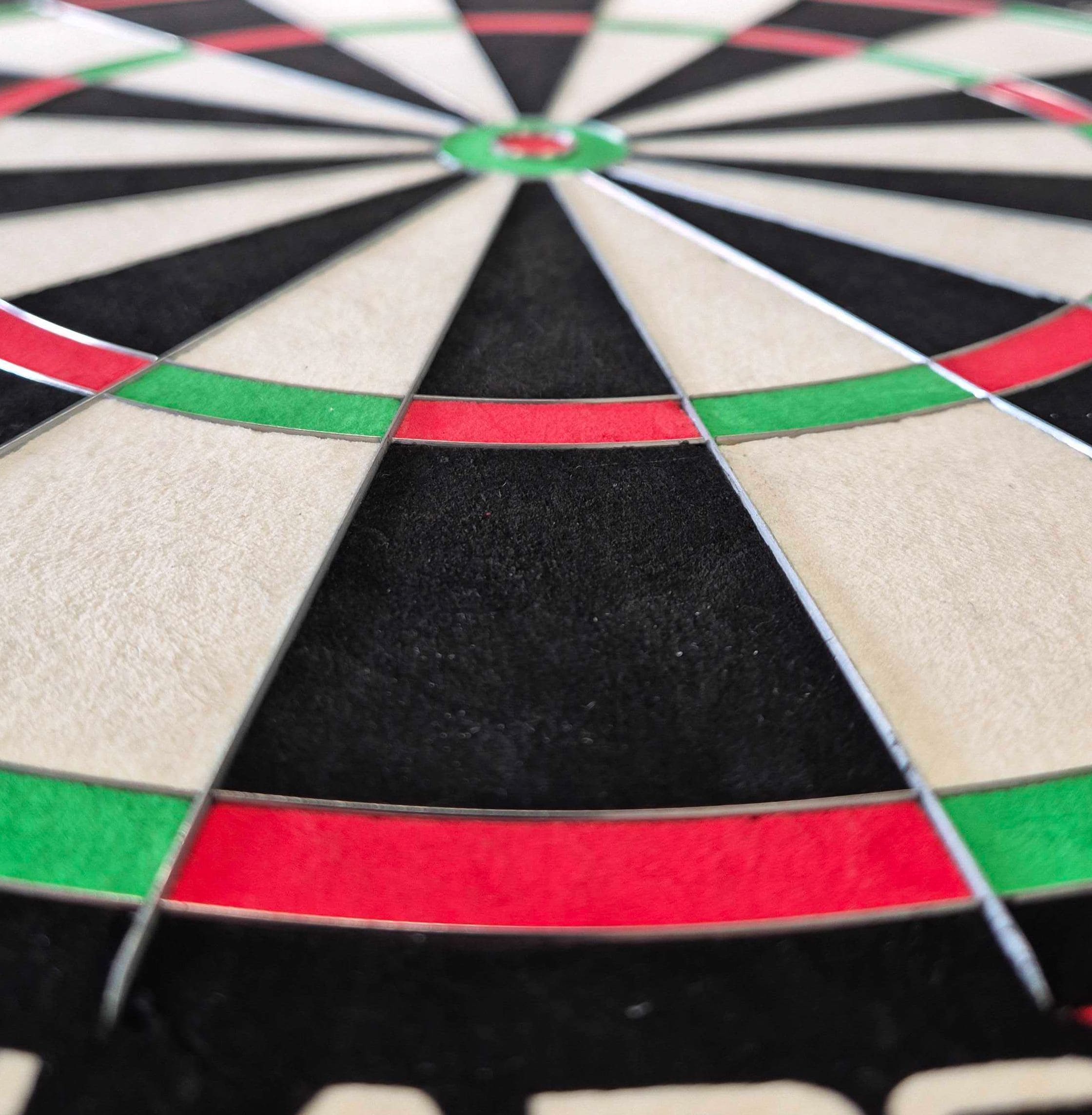 Winmau Blade X ProCore steel dartboard Das Bild zeigt das Produkt Winmau Blade X ProCore Steeldartboard. Dies ist eine hochwertige Steeldart-Dartscheibe für ambitionierte Spieler.