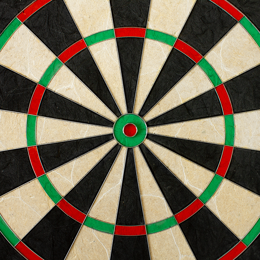 79453_Unicorn_Eclipse_Pro_2_Dartboard_3 Das Bild zeigt eine Nahaufnahme des Unicorn Eclipse Pro 2 Dartboards. Die Farben Schwarz, Weiß, Rot und Grün sind deutlich in den Segmenten und Ringen zu erkennen.