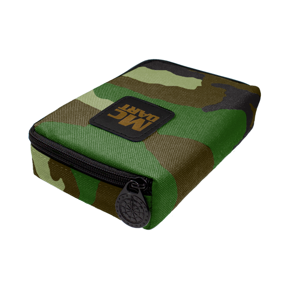 716_McDart_Tasche_Klein_Camo_2 Dies ist eine kleine Tasche mit Camouflage-Muster von McDart. Sie hat einen schwarzen Reißverschluss und ein McDart-Logo auf der Oberseite.