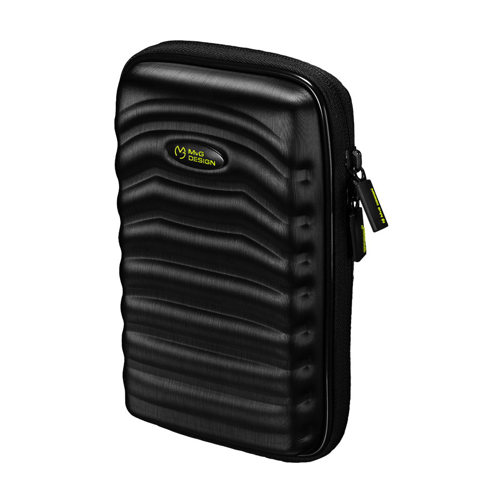 8331_Winmau_MvG_Tour_Edition_Dartcase_1 Das Bild zeigt das Produkt "Winmau MvG Tour Edition Dartcase". Das Etui ist schwarz, hat eine strukturierte Oberfläche und einen Reißverschluss.