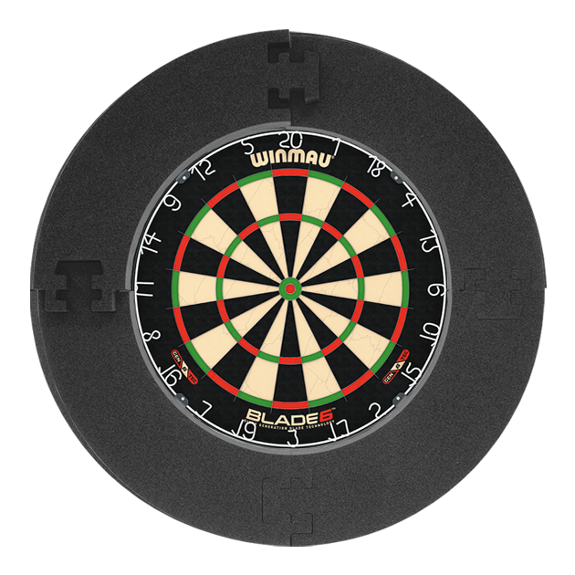 Winmau Blade 6 Bundle with 12 McDart steel darts and catch ring Das Bild zeigt das Winmau Blade 6 Bundle mit 12 McDart Steeldarts und einem schwarzen Catchring. Es handelt sich um ein Set für Dartspieler.