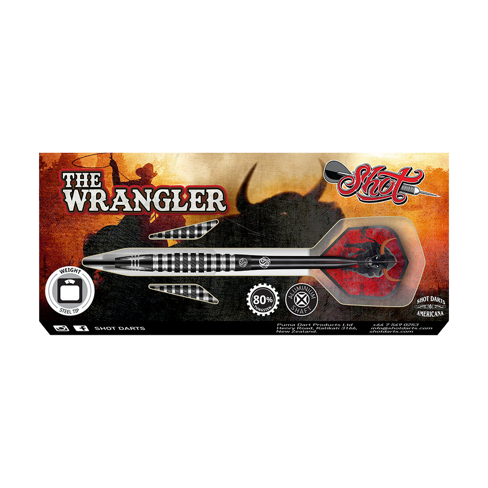 66937_Shot_Americana_The_Wrangler_Steeldarts_3 Auf dem Bild ist eine Verpackung für einen Steeldart namens "The Wrangler" der Marke Shot zu sehen. Die Verpackung zeigt den Dart mit schwarz-weißem Design vor einem Hintergrund mit Cowboy-Motiv.