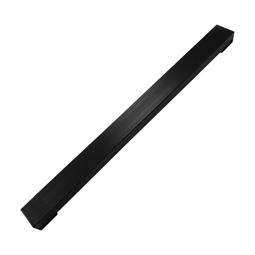 McDart Oche für Dartteppiche Das Bild zeigt das Produkt "McDart Oche für Dartteppiche". Es handelt sich um eine schwarze, rechteckige Wurflinie für Darts, die auf den Teppich gelegt wird.