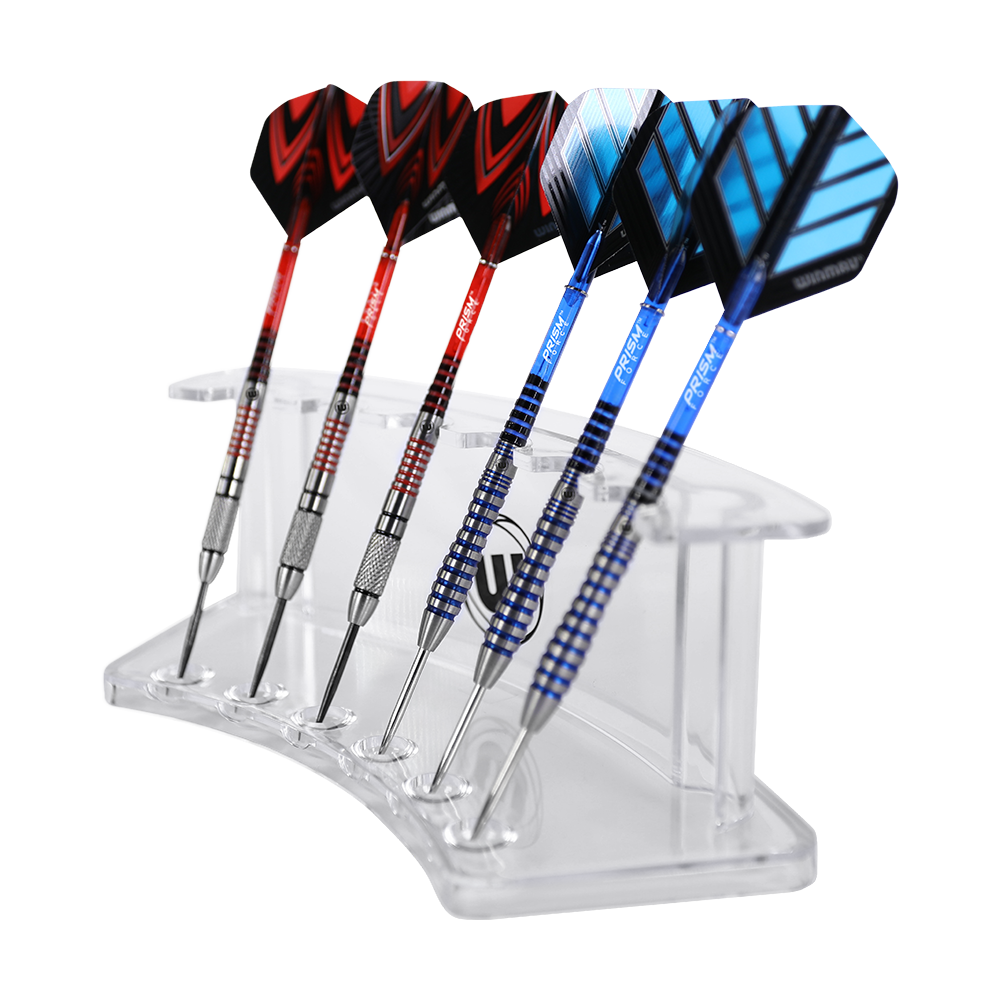 8435_Winmau_Wave_Dart_Display_Stand_2 Das Bild zeigt den Winmau Wave Dart Display Stand mit sechs eingesteckten Darts. Der transparente Ständer hält die Darts ordentlich und übersichtlich.