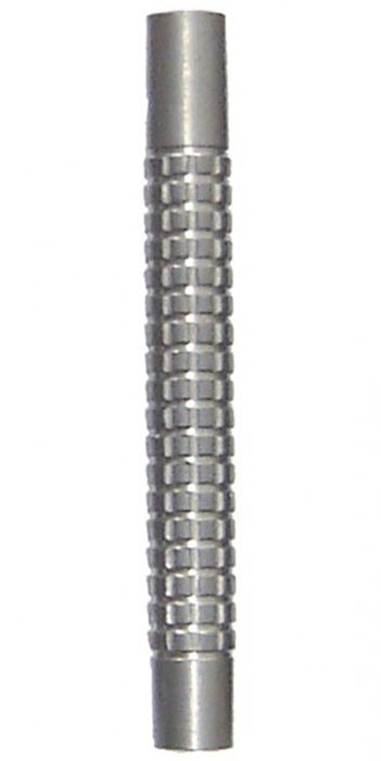 mg15200c57157885 Das Bild zeigt einen silbernen Dart-Barrel mit einem geriffelten Griffmuster. Es handelt sich um das Produkt "McDart Mega Grip 85% Tungsten".