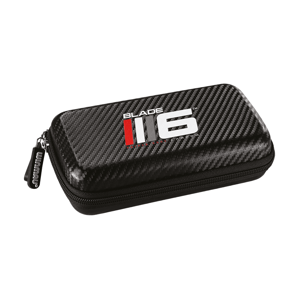8334_Winmau_Blade6_Dartcase_1 Das Bild zeigt ein schwarzes Dartcase mit der Aufschrift "Blade 6" auf dem Deckel. Das Etui besitzt eine Reißverschlussöffnung und ein modernes Carbon-Design.