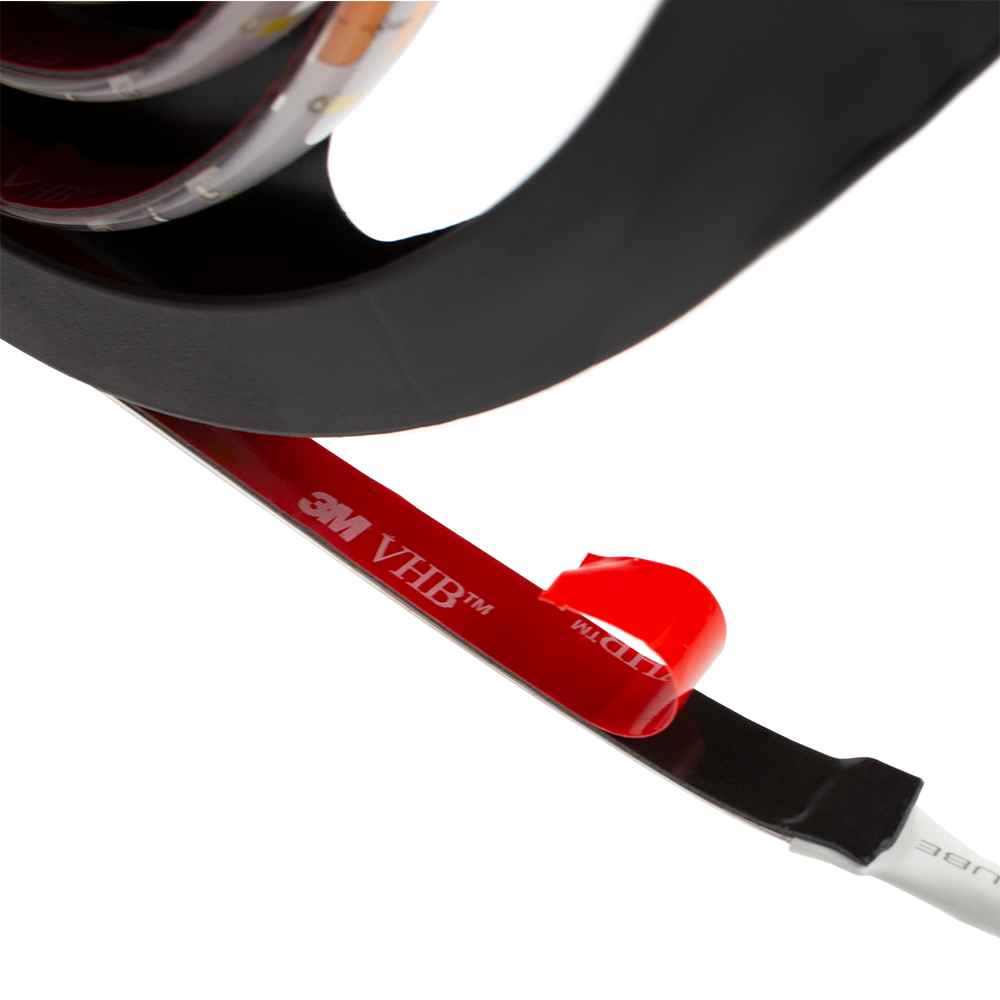 Target-Corona-Ersatzteil-LED-Band-3 Das Bild zeigt ein LED-Band des Produkts "Target CORONA Vision Ersatzteil". Ein rotes 3M VHB Klebeband ist teilweise abgezogen und sichtbar.