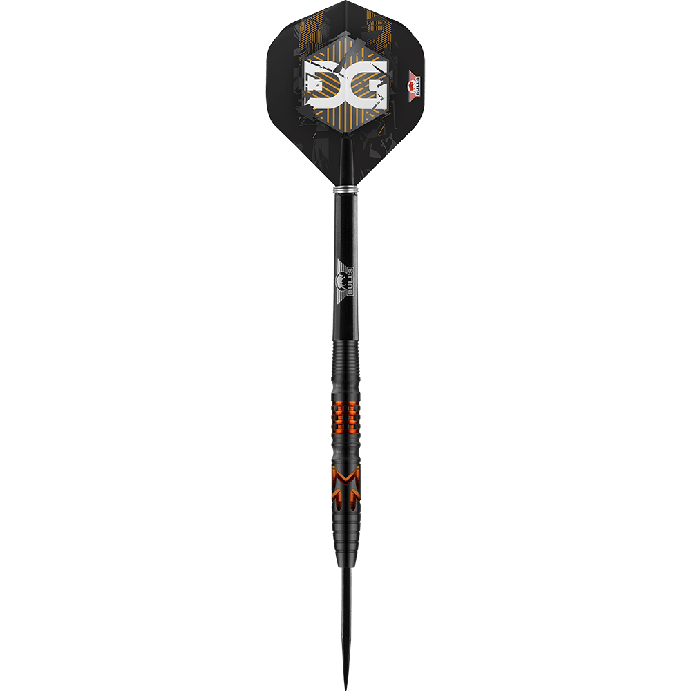 BU26223_BullsNL_Martijn_Kleermaker_90_Steeldarts_1G17qxgyDUNDB9 Das Bild zeigt einen schwarzen Steeldart mit orangenen Akzenten. Auf dem Flight ist ein auffälliges, geometrisches Muster zu sehen.