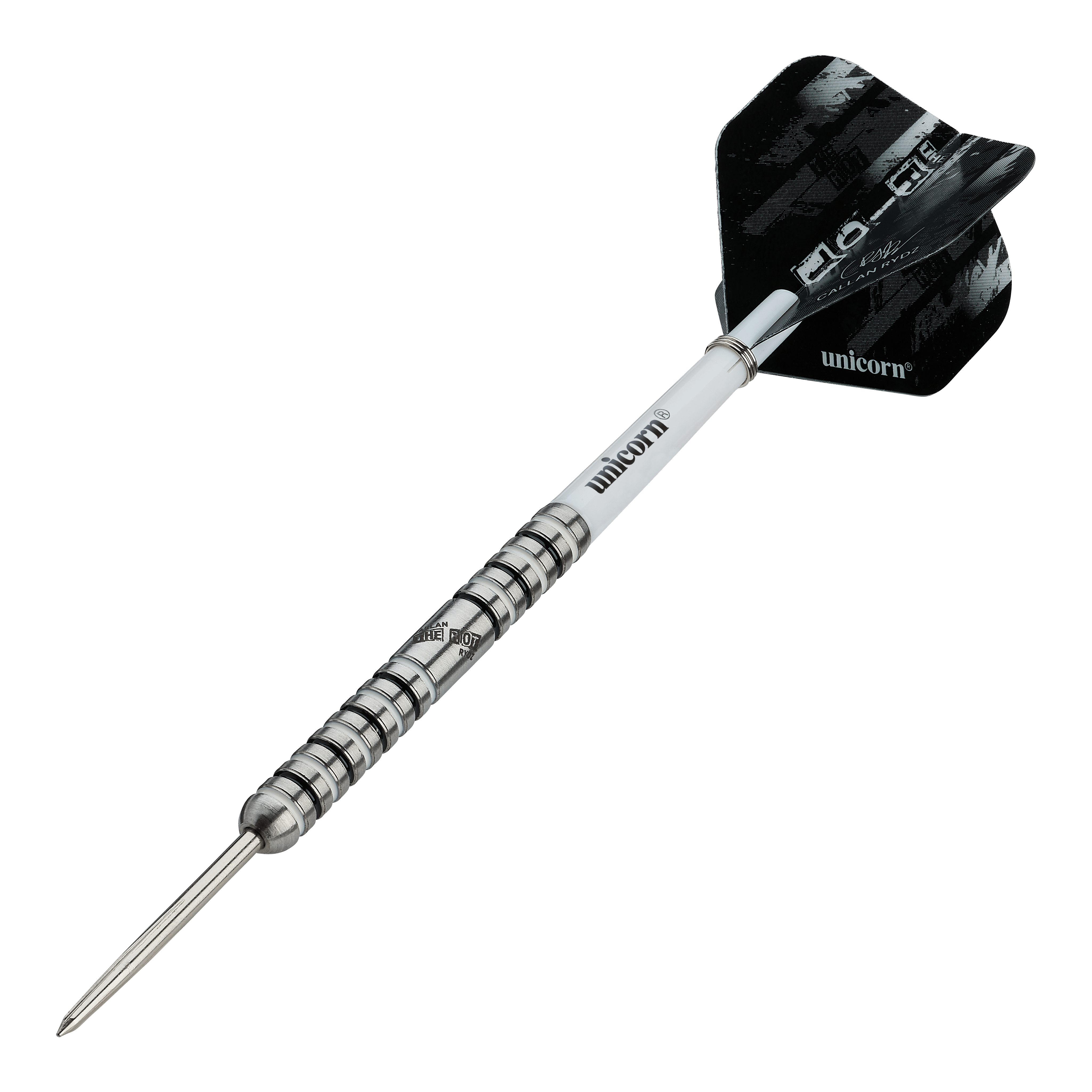 Unicorn Callan Rydz The Riot Phase 2 steel darts Das Bild zeigt einen Steeldartpfeil der Marke "Unicorn Callan Rydz The Riot Phase 2". Der Pfeil hat einen silbernen, geriffelten Schaft und schwarze Flights mit weißem Schriftzug.