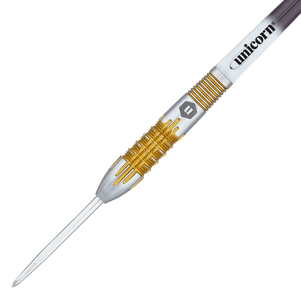27706_Unicorn_Pro-Tech_Style1_Steeldarts_2 Das Bild zeigt einen silbernen Steeldartpfeil mit goldenen Rillen. Auf dem Schaft steht das Wort "unicorn".