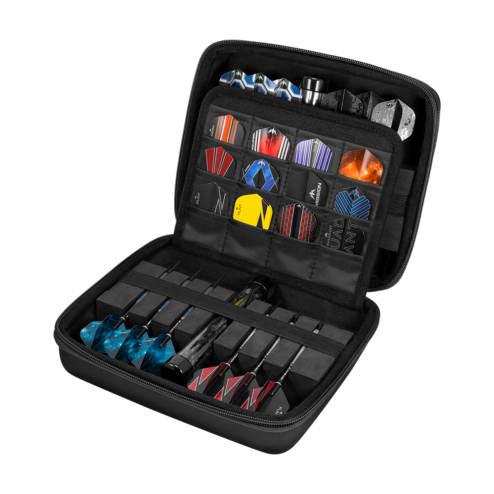 JD7023_Mission_Jack_Daniels_Luxor_Dartcase_4 Das Bild zeigt das Mission Jack Daniels Luxor Dartcase, das offen dargestellt ist. Im Inneren sind verschiedene Dartflights und Dartpfeile ordentlich sortiert und sicher verstaut.