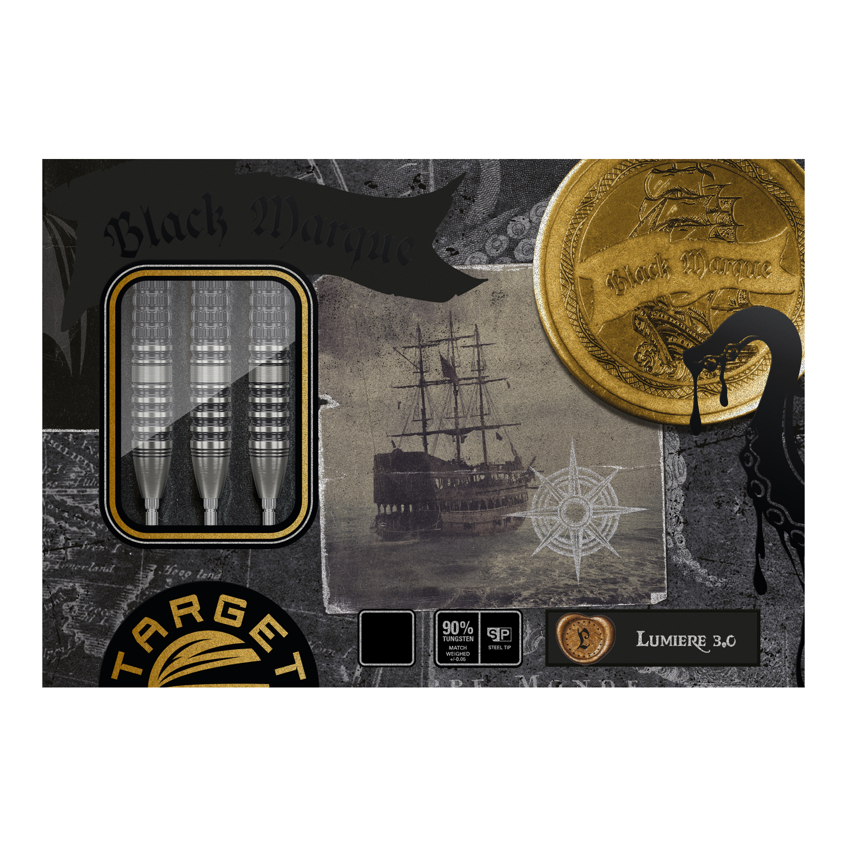 Target Japan Black Marque Lumiere GEN3 steel darts Die Abbildung zeigt die Verpackung der "Target Japan Black Marque Lumiere GEN3 Steeldarts". Auf der Verpackung sind drei Steeldarts, ein altes Segelschiff und ein goldener Münzenmotiv zu sehen.