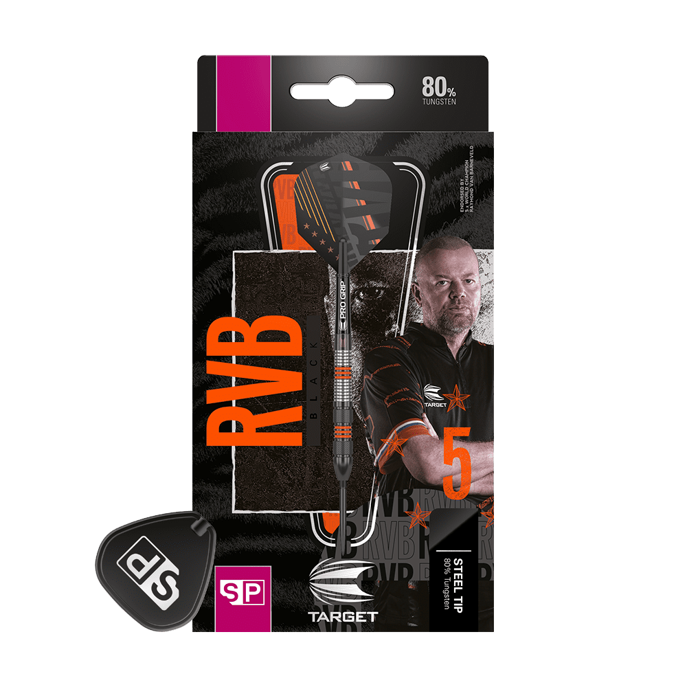 190212_Target_Raymond_Van_Barneveld_80_Black_Swiss_Point_Steeldarts_3 Auf der Verpackung ist ein Steeldart-Set mit schwarzem Design und orangenen Akzenten abgebildet. Rechts sieht man einen Mann in einem schwarzen Hemd, daneben steht groß "RVB".