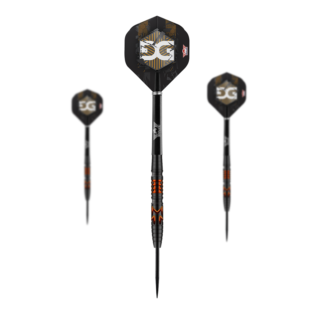 Bulls NL Martijn Kleermaker 90% steel darts Auf dem Bild sind drei moderne Steeldarts mit schwarzem Schaft und auffälligen orangenen Akzenten zu sehen. Die Flights der Darts sind schwarz mit weiß-goldenem Muster und dem Schriftzug "5G".