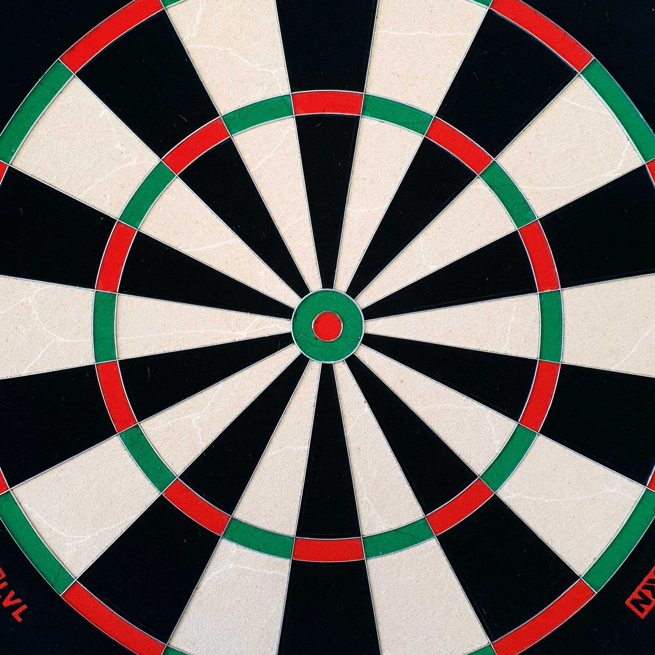 GOAT Everscore Steel Dartboard Das Bild zeigt ein GOAT Everscore Steeldartboard mit klaren Farben und deutlichen Markierungen. Die Segmente sind in Schwarz, Weiß, Rot und Grün gehalten.