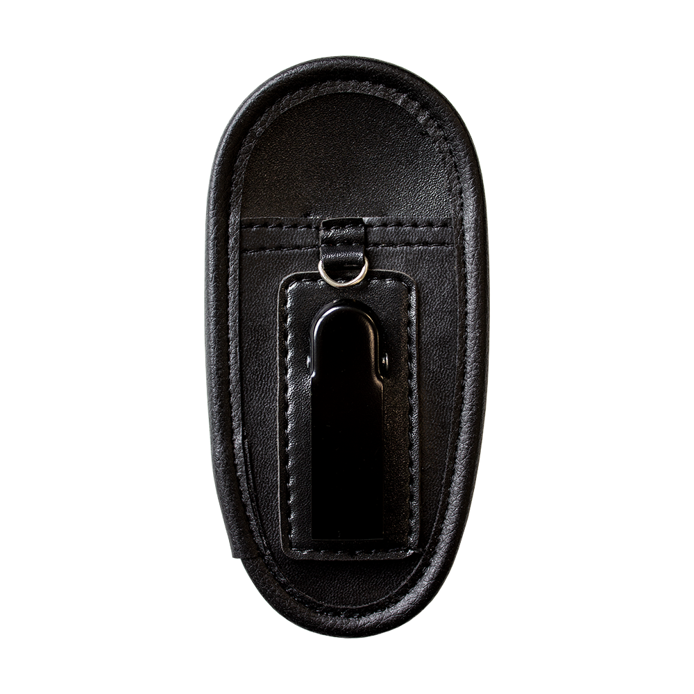 724_McDart_Pouch_Dartk-cher_2 Das Bild zeigt den "McDart Pouch Dartköcher" in schwarzer Farbe. Er hat eine ovale Form und ist auf der Rückseite mit einem Clip zur Befestigung ausgestattet.