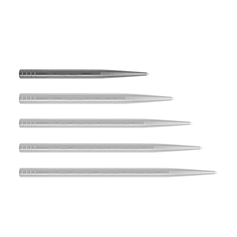 Condor Beak Point Without Cut dart tips Auf dem Bild sind fünf silberne, spitze Dartspitzen nebeneinander zu sehen. Sie liegen aufgereiht auf grünem Hintergrund.