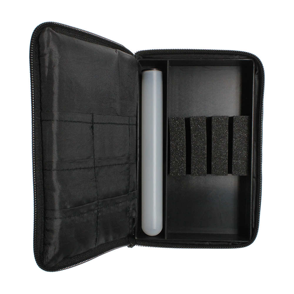 705_McDart_Tasche_Klein_OPEN_NEUlYujDdJjUOCPA Die Abbildung zeigt die geöffnete McDart Tasche Klein. Sie hat mehrere Fächer und Halterungen zur Aufbewahrung von Dartzubehör.