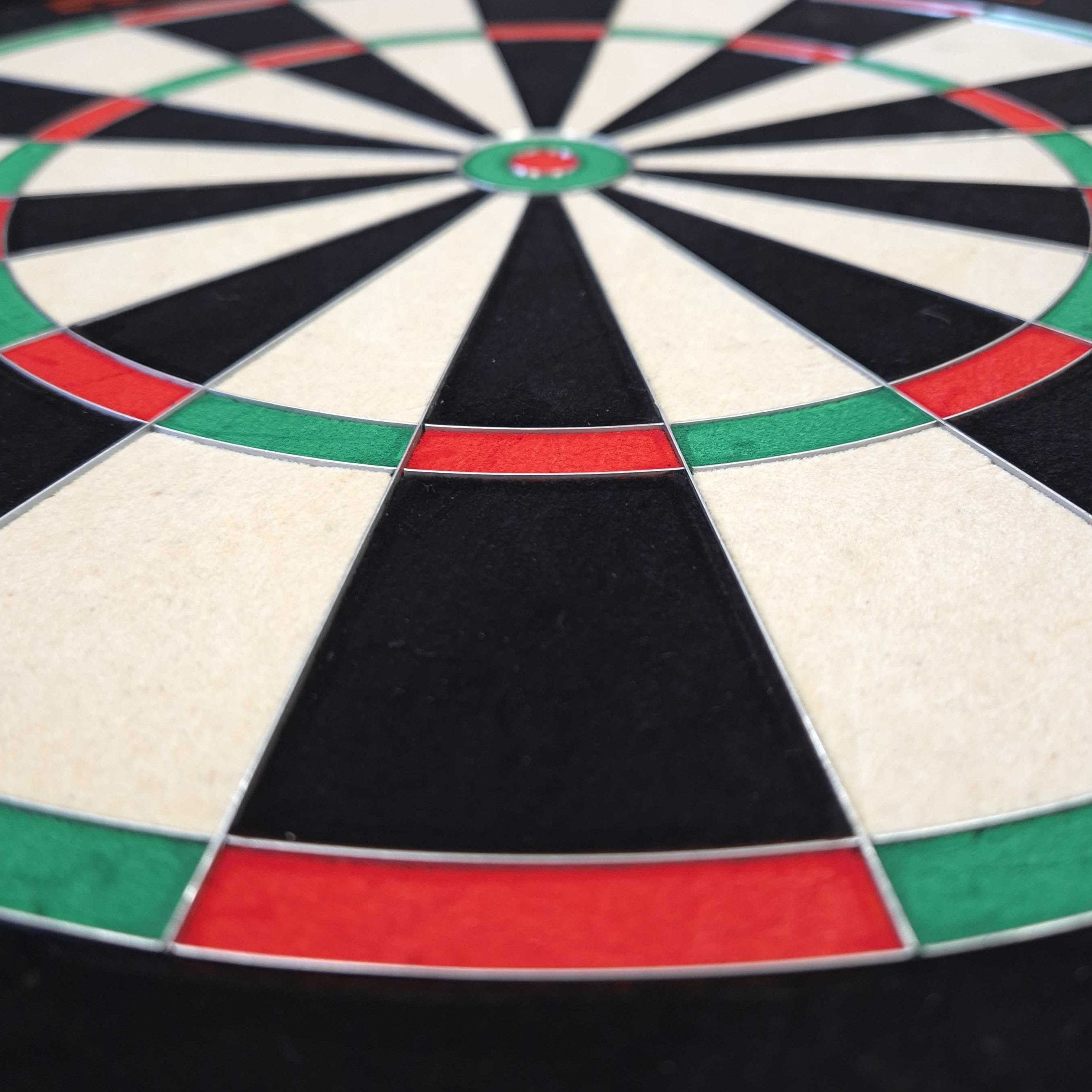 Target TOR Steel Dartboard Auf dem Bild ist ein Steeldartboard der Marke Target TOR zu sehen. Das Dartboard zeigt deutlich die farbigen Felder in Schwarz, Weiß, Rot und Grün.