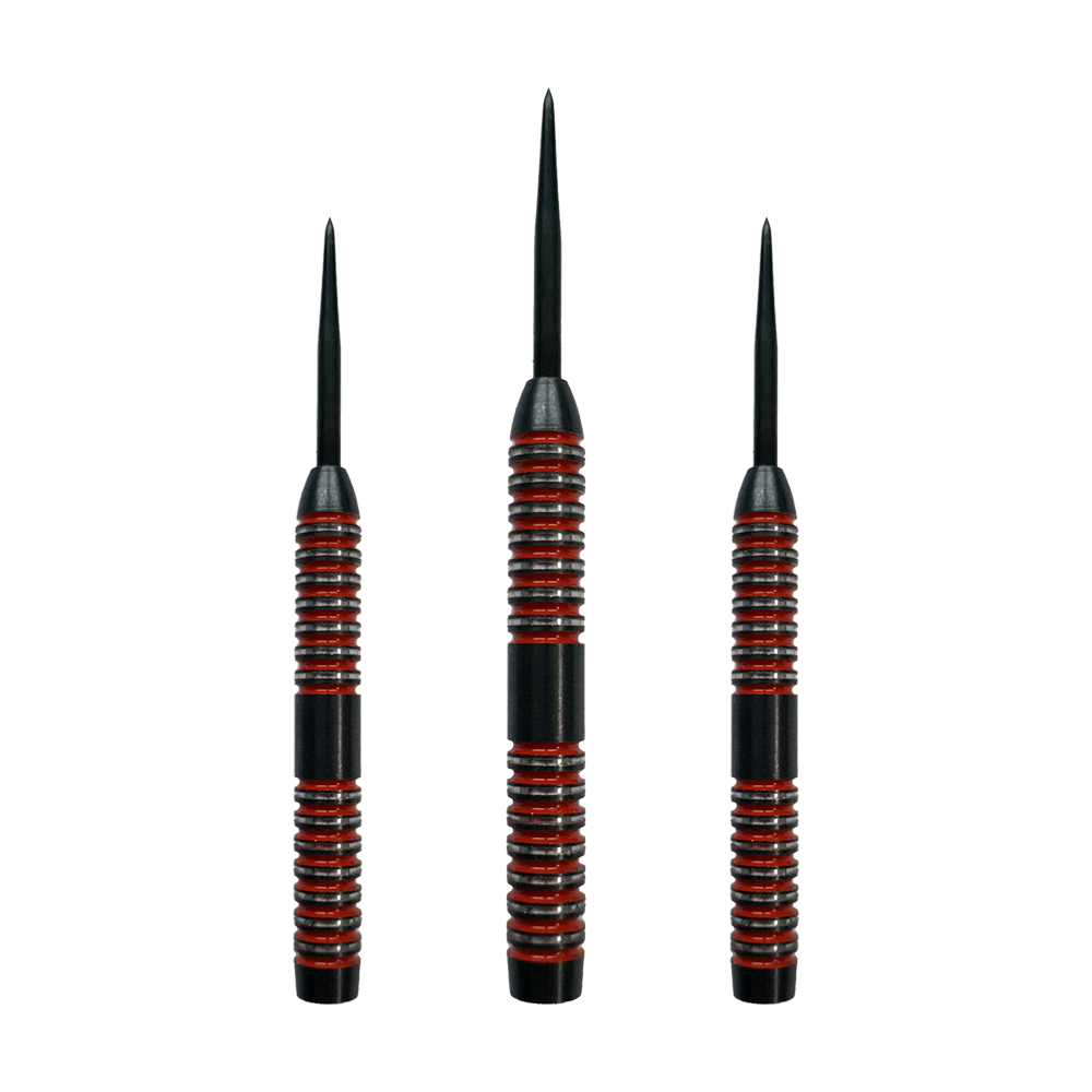 McDart Crimson Steeldart Barrels Das Bild zeigt drei McDart Crimson Steeldart Barrels mit schwarzen und roten Rillen. Sie stehen nebeneinander aufrecht mit den Spitzen nach oben.