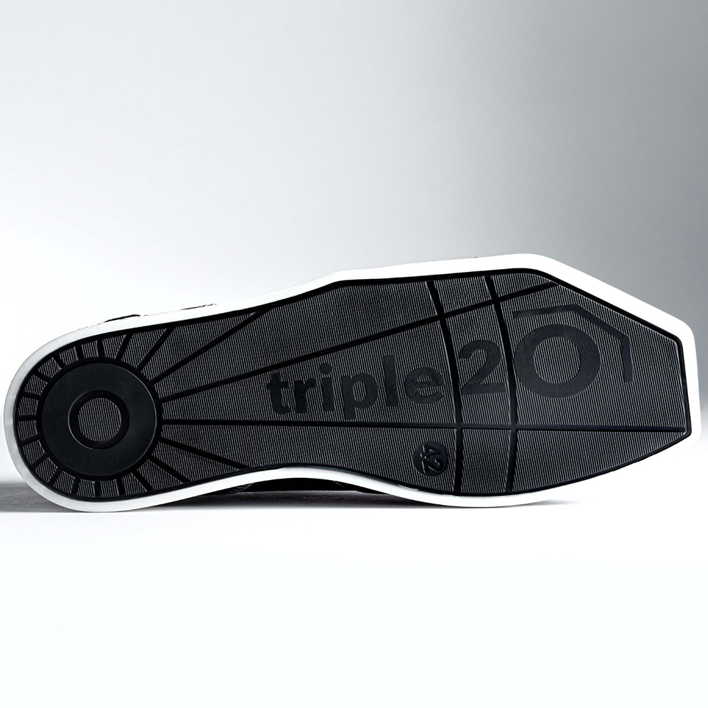 20200004-00_Triple20_Dartschuhe_Textil_Leder_Weiss_Schwarz_6 Das Bild zeigt die Sohle eines Schuhs mit der Aufschrift "triple20". Der Schuh ist ein Dartschuh aus Textil und Leder in Weiß und Schwarz.