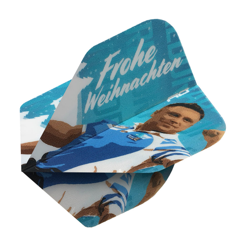 Das Bild zeigt Dart-Flights mit einem Weihnachtsmotiv in Blau. Auf den Flights steht "Frohe Weihnachten" und es ist ein Bild von Gerwyn Price abgebildet.