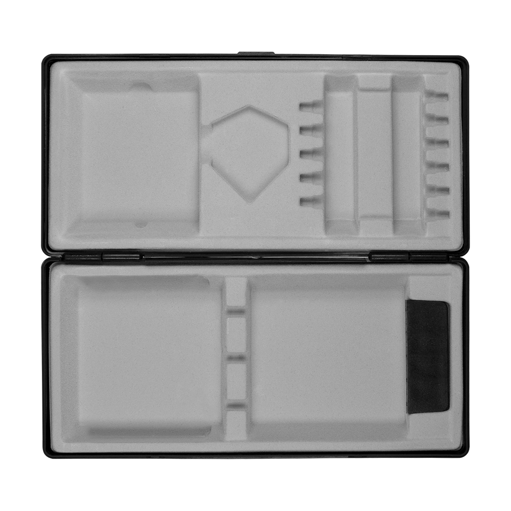 Die Abbildung zeigt eine geöffnete schwarze Aufbewahrungsbox mit speziell geformten Fächern im Inneren. Die Einsätze sind aus Schaumstoff und dienen zur sicheren Aufbewahrung verschiedener Gegenstände.