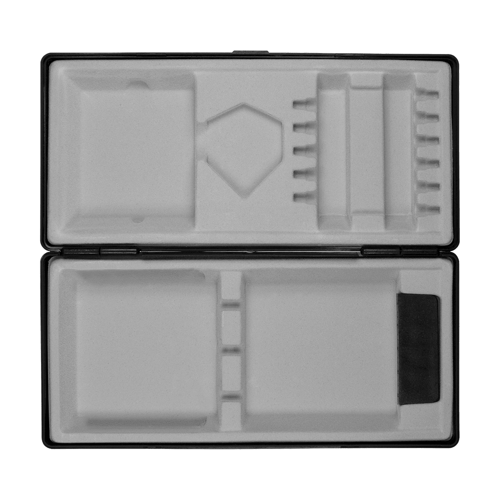 702-schwarz_ABS_Box_Schwarz_3 Die Abbildung zeigt eine geöffnete schwarze Aufbewahrungsbox mit speziell geformten Fächern im Inneren. Die Einsätze sind aus Schaumstoff und dienen zur sicheren Aufbewahrung verschiedener Gegenstände.