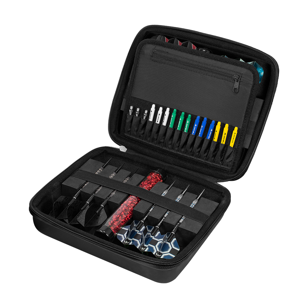 JD7023_Mission_Jack_Daniels_Luxor_Dartcase_5 Das Bild zeigt das Produkt "Mission Jack Daniels Luxor Dartcase". Es ist ein schwarzes Etui, das verschiedene Dartpfeile und Zubehör ordentlich aufbewahrt.