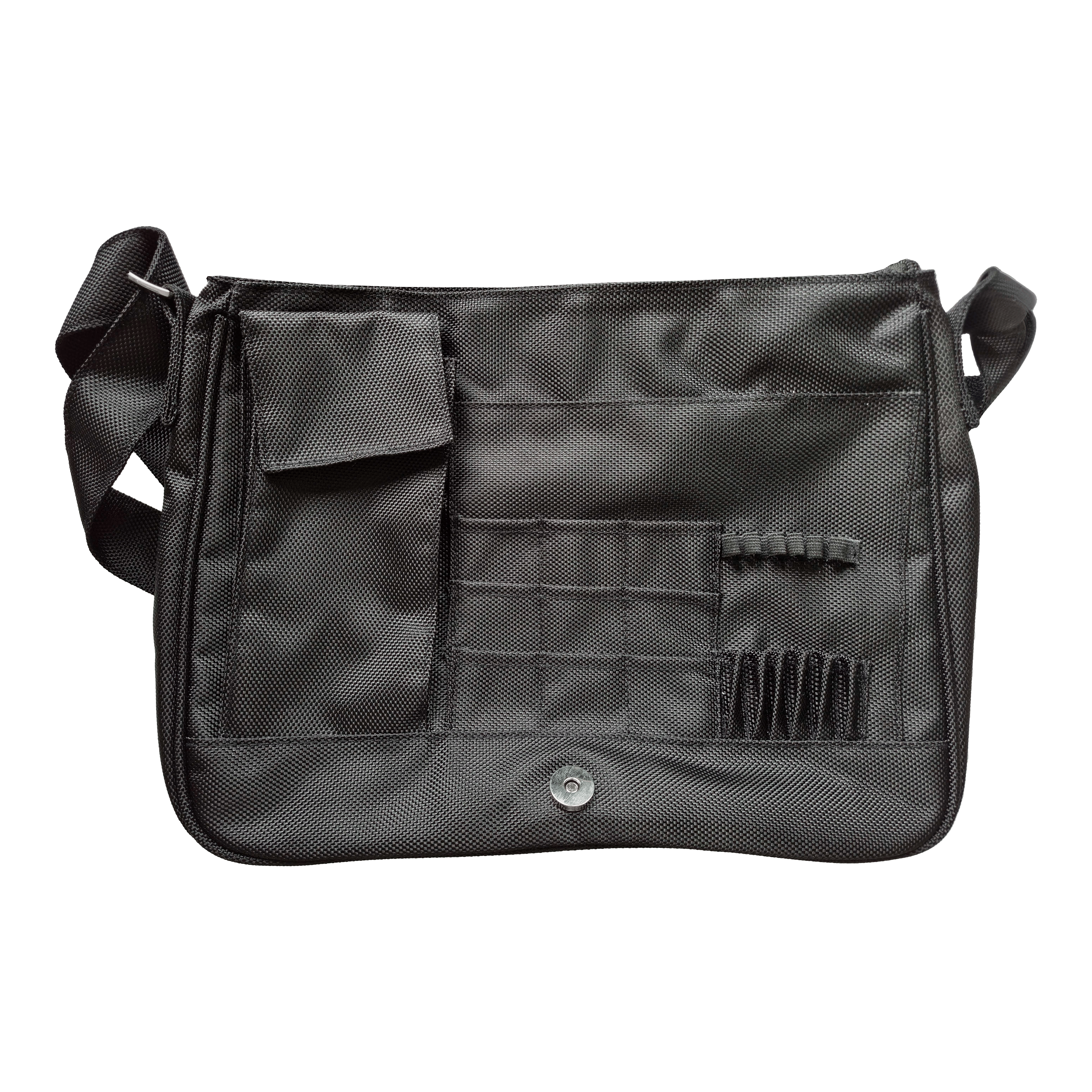 DataDart Team Dart Bag - Black Die Abbildung zeigt die DataDart Team Darttasche in Schwarz. Die Tasche verfügt über mehrere Fächer und Halterungen zur Aufbewahrung von Dartzubehör.