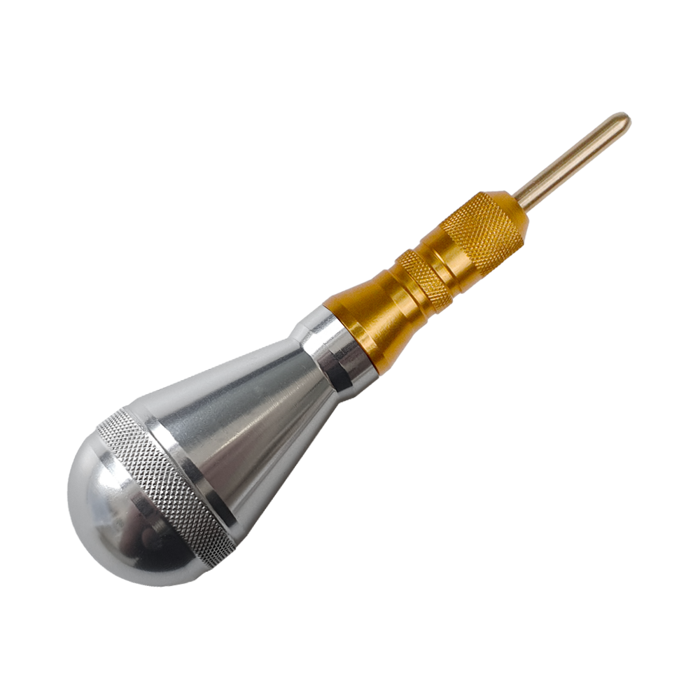 620_Dartdoc_Spitzenentferner_1_Silber Das Bild zeigt den Dartdoc Spitzenentferner. Er besteht aus Metall und hat eine silberne sowie goldene Färbung.