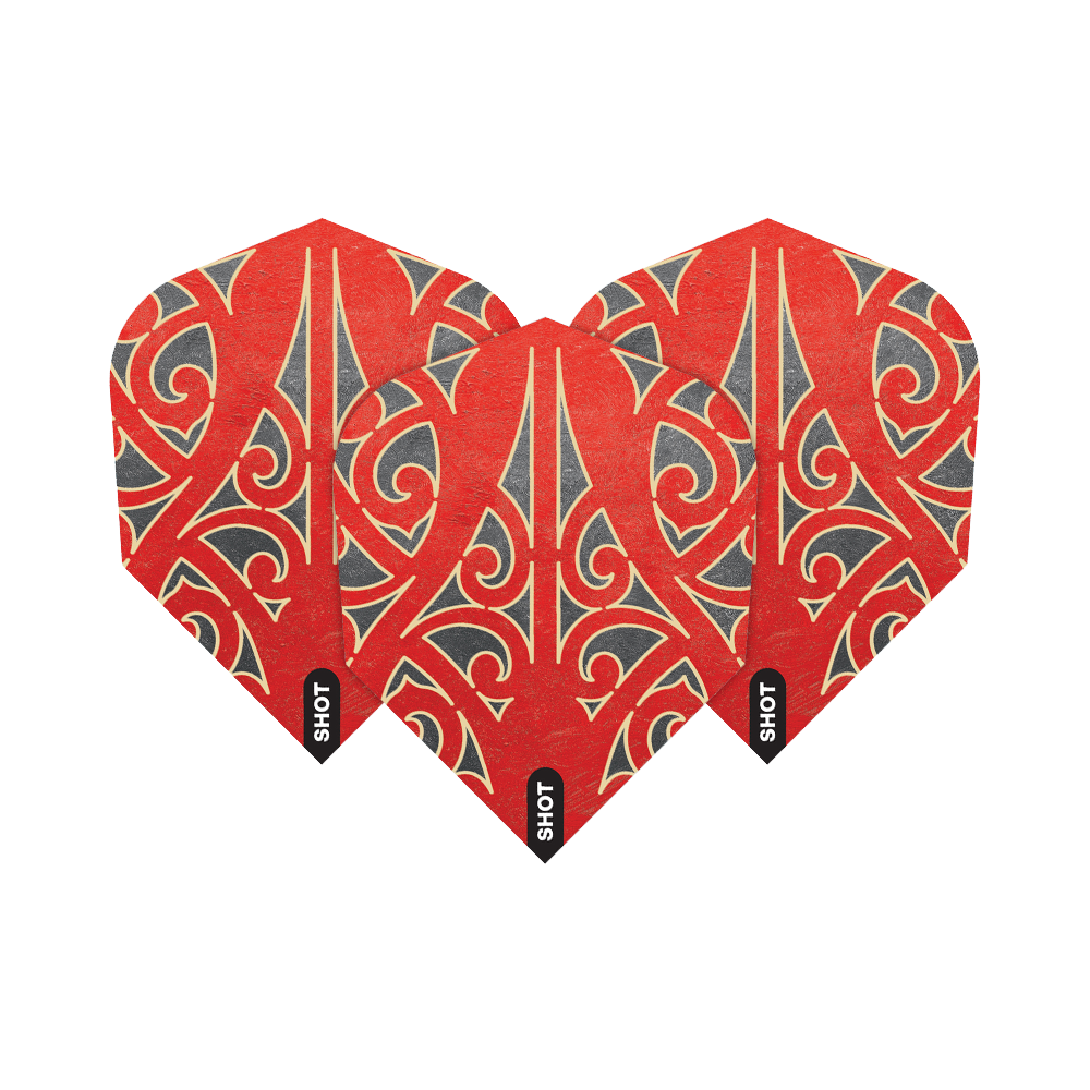 Shot Warrior Taiaha No6 Flights Das Bild zeigt drei Dartflights mit einem roten und schwarzen, kunstvollen Muster. Auf jedem Flight steht unten das Wort "SHOT".