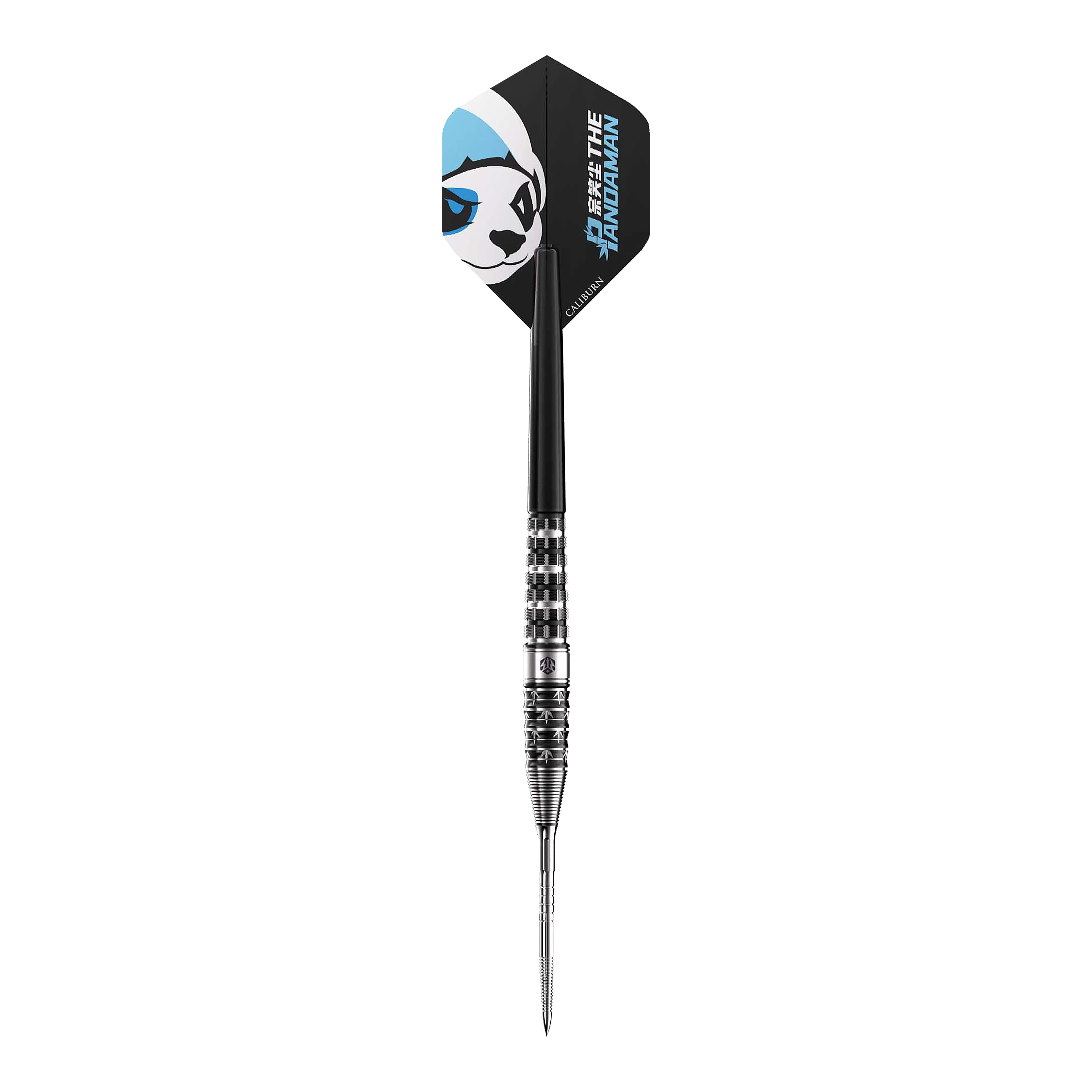 Das Bild zeigt einen Steeldart namens "Caliburn Player The Pandaman Advanced Steeldarts - 23g". Auf dem Flügel des Darts ist ein Panda-Gesicht mit blauen Akzenten abgebildet.