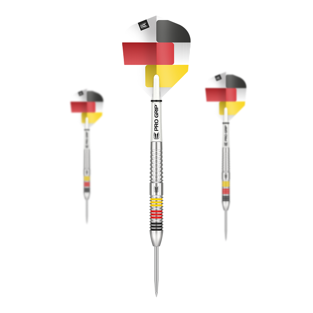 Target Gabriel Clemens 80% steel darts Das Bild zeigt drei Steeldarts der Marke "Target Gabriel Clemens 80%". Die Flights sind mit den Farben der deutschen Flagge gestaltet und die Barrels haben farbige Ringe.