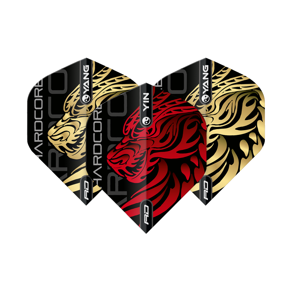 Red Dragon Jonny Clayton Gold Red Yin Yang Standard Flights Das Bild zeigt drei Dart-Flights mit einem auffälligen Yin-Yang-Design in Gold und Rot. In der Mitte ist ein roter Tigerkopf auf schwarzem Hintergrund zu sehen, die beiden äußeren Flights zeigen goldene Tigerköpfe.