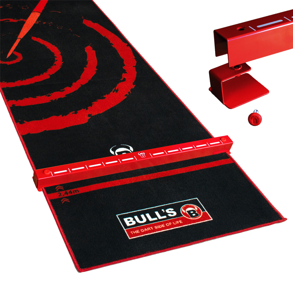 67821_Bulls_Oky_System_Metall_Oche_O60_3 Das Bild zeigt das Produkt "Bulls Oky Metall Oche", das als Abwurflinie für Darts verwendet wird. Es besteht aus einer roten Metallschiene und liegt auf einem schwarzen Teppich mit roten Markierungen.