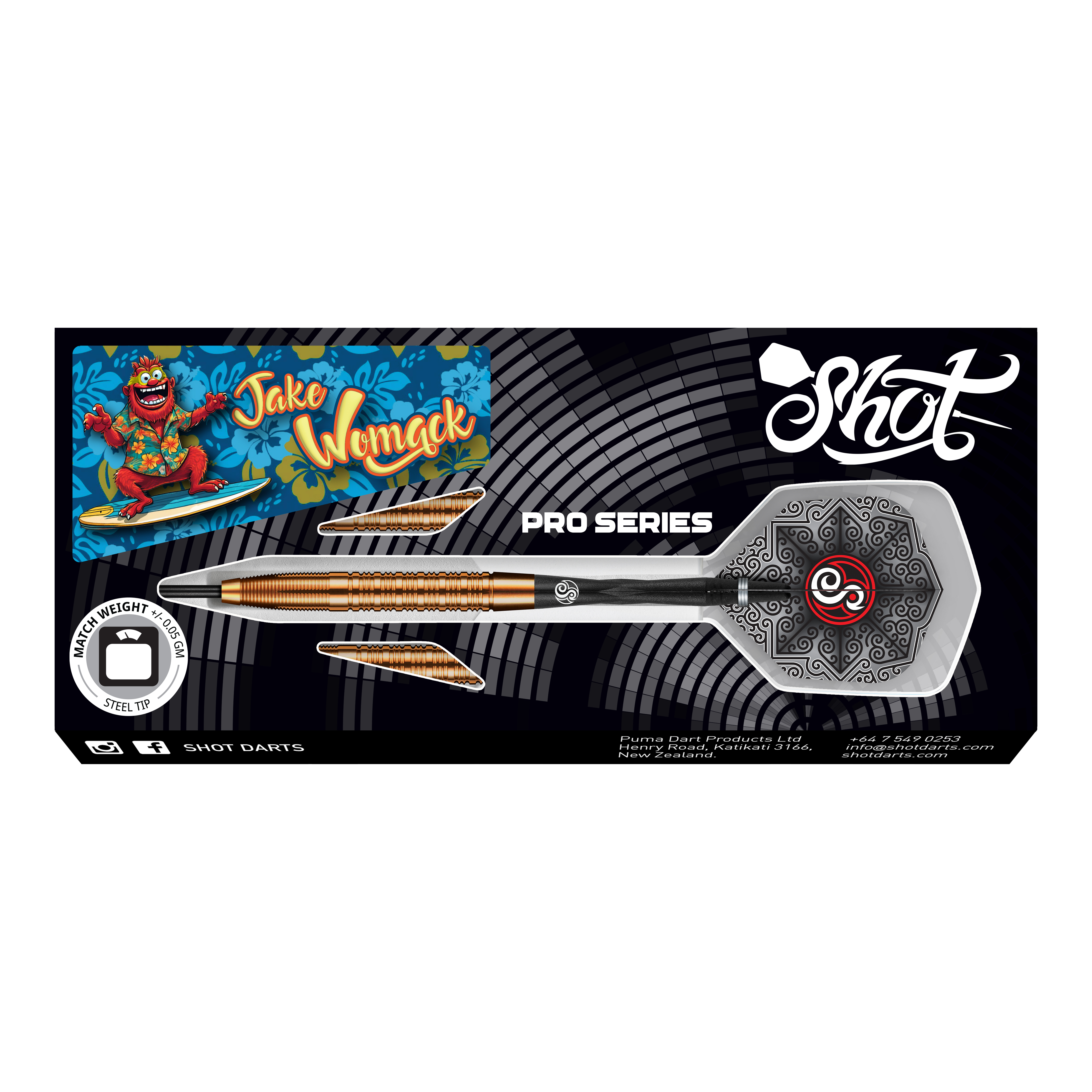 Das Bild zeigt die "Shot Pro Series Jake Womack Steeldarts - 23g" in ihrer Verpackung. Die Darts haben ein auffälliges Design und sind mit einem Comic-Surfer-Motiv verziert.