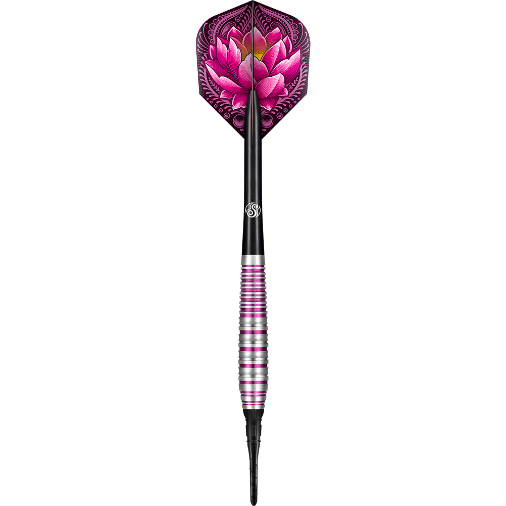 67149_Shot_ZEN_Juji_Softdarts_1BBIfOAoA592tb Auf dem Bild ist ein Dartpfeil mit einer auffälligen, pinken Lotusblüte auf der Flight zu sehen. Der Schaft und das Barrel sind schwarz und silbern mit pinken Ringen gestaltet.