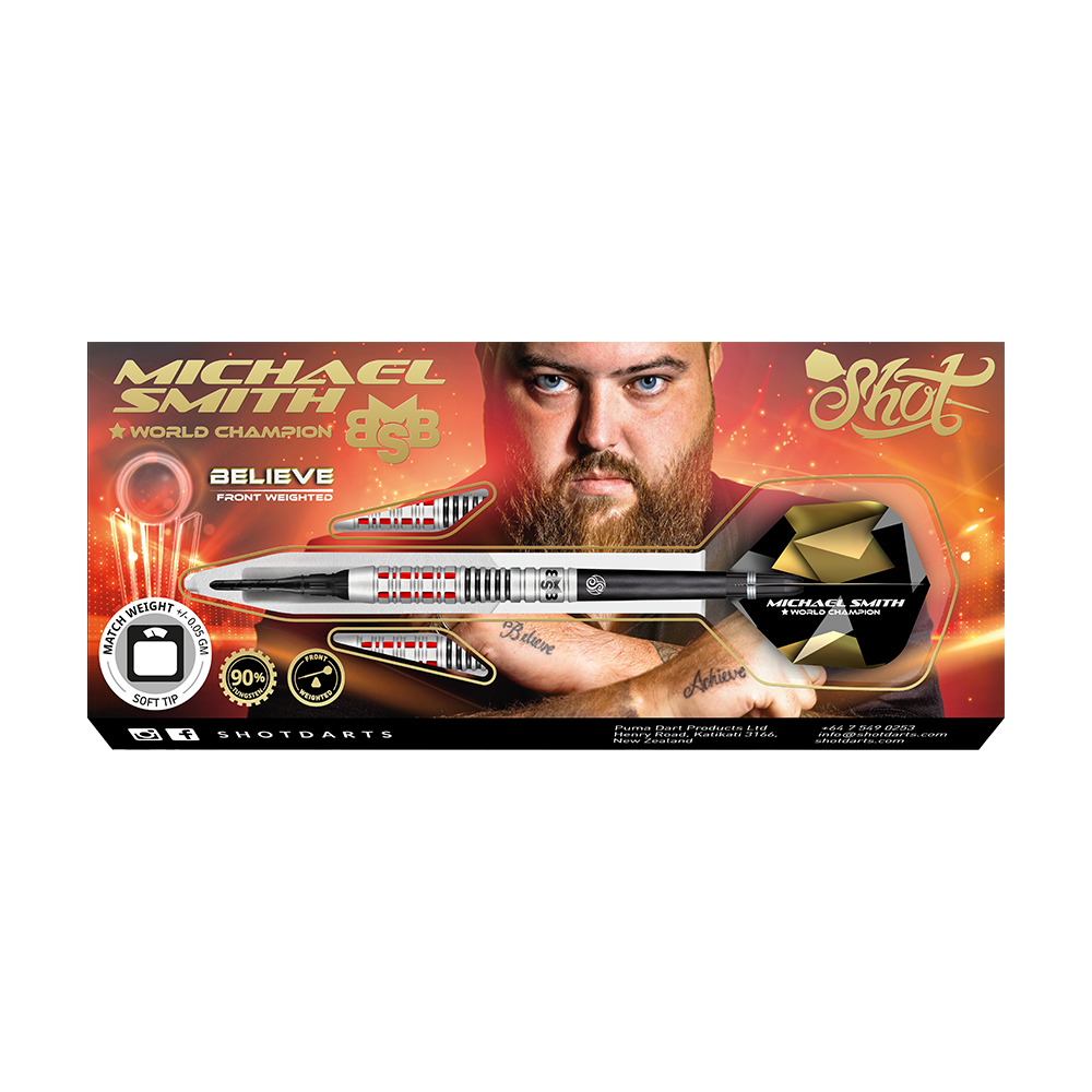Shot Michael Smith Believe soft darts Auf dem Bild ist eine Verpackung für Softdarts mit dem Namen "Michael Smith Believe" zu sehen. Im Hintergrund ist ein Porträt eines Mannes mit Bart abgebildet.