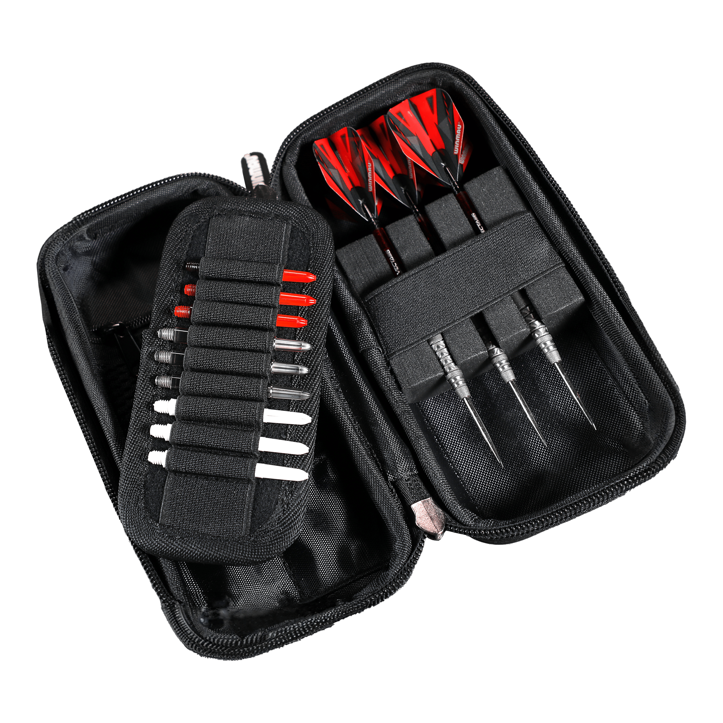 Winmau Armor G1 Dart Wallet Das Bild zeigt ein offenes Dart-Etui mit drei zusammengebauten Darts und mehreren Ersatzteilen. Die Darts haben rote und schwarze Flights und das Etui ist schwarz.