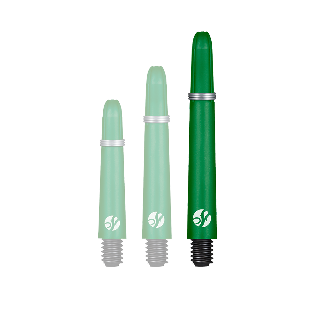 Shot Koi Carbon Shafts - Green Auf dem Bild sind drei grüne Dartschäfte in unterschiedlichen Längen zu sehen. Sie haben schwarze Gewinde und silberne Ringe.