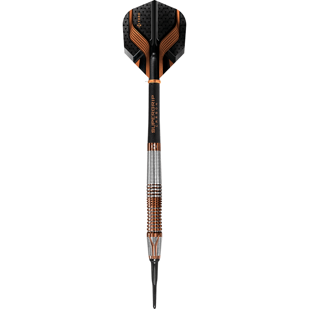 HA33850_Harrows_Toro_Softdarts_1 Auf dem Bild ist ein moderner Softdartpfeil zu sehen. Er hat schwarze und orangefarbene Akzente sowie eine silberne Griffzone.