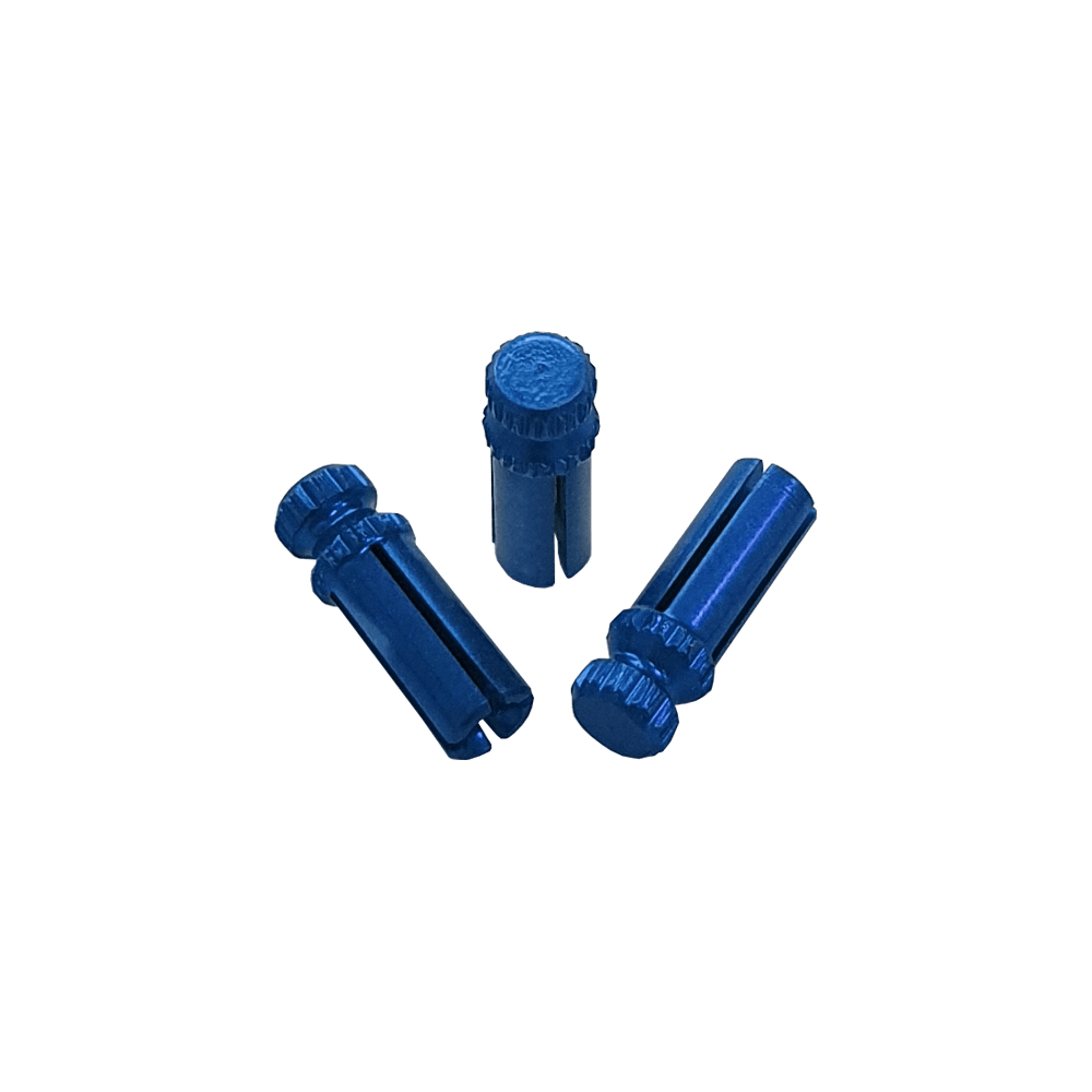 Das Bild zeigt drei blaue Aluminium-Flightschoner. Sie sind in unterschiedlichen Positionen angeordnet und dienen dem Schutz von Dart-Flights.