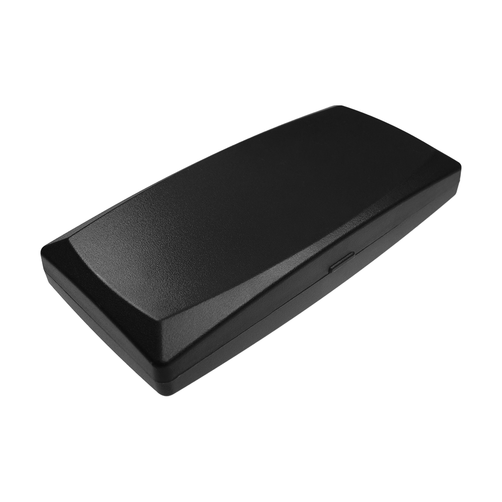 Das Bild zeigt eine schwarze rechteckige ABS-Box. Die Box hat eine glatte Oberfläche und wirkt kompakt und stabil.