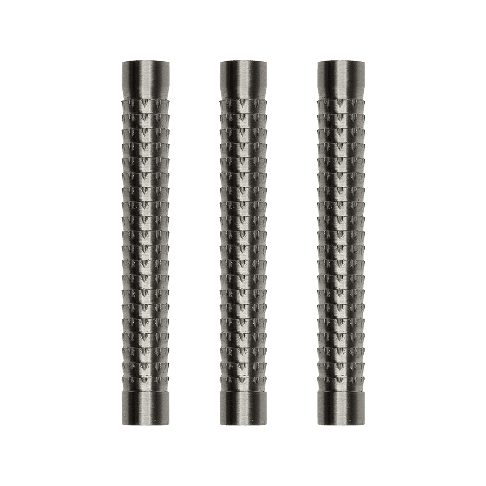 MC17_McDart_Giga_Grip_2_Barrels_1HUrlpZ0kZ1Kvl Das Bild zeigt drei Metall-Barrels mit einer geriffelten Oberfläche, die zum McDart Giga Grip 2 Barrel gehören. Sie sind nebeneinander auf einem neutralen Hintergrund angeordnet.