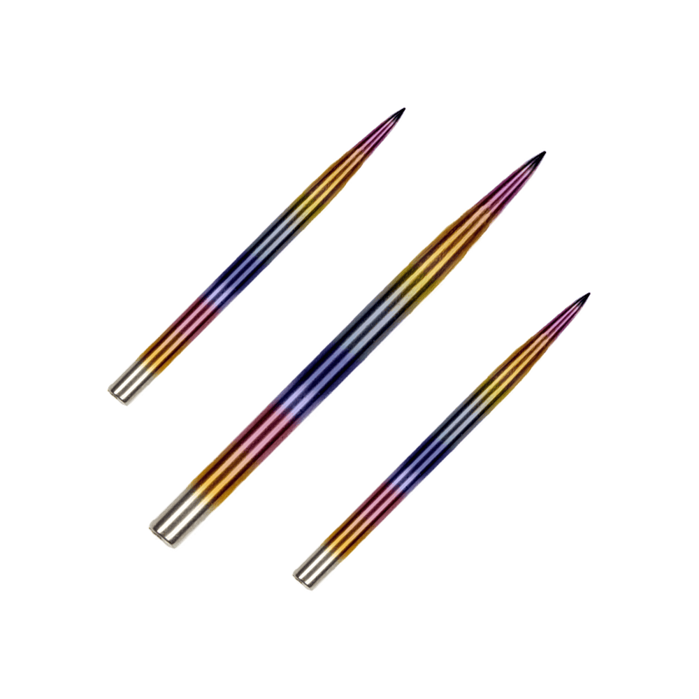 BU57614_BullsNL_Rainbow_Steeldartspitzen_35mm_1 Auf dem Bild sind drei bunte Steeldartspitzen zu sehen. Sie haben eine glänzende Regenbogenbeschichtung und sind parallel angeordnet.
