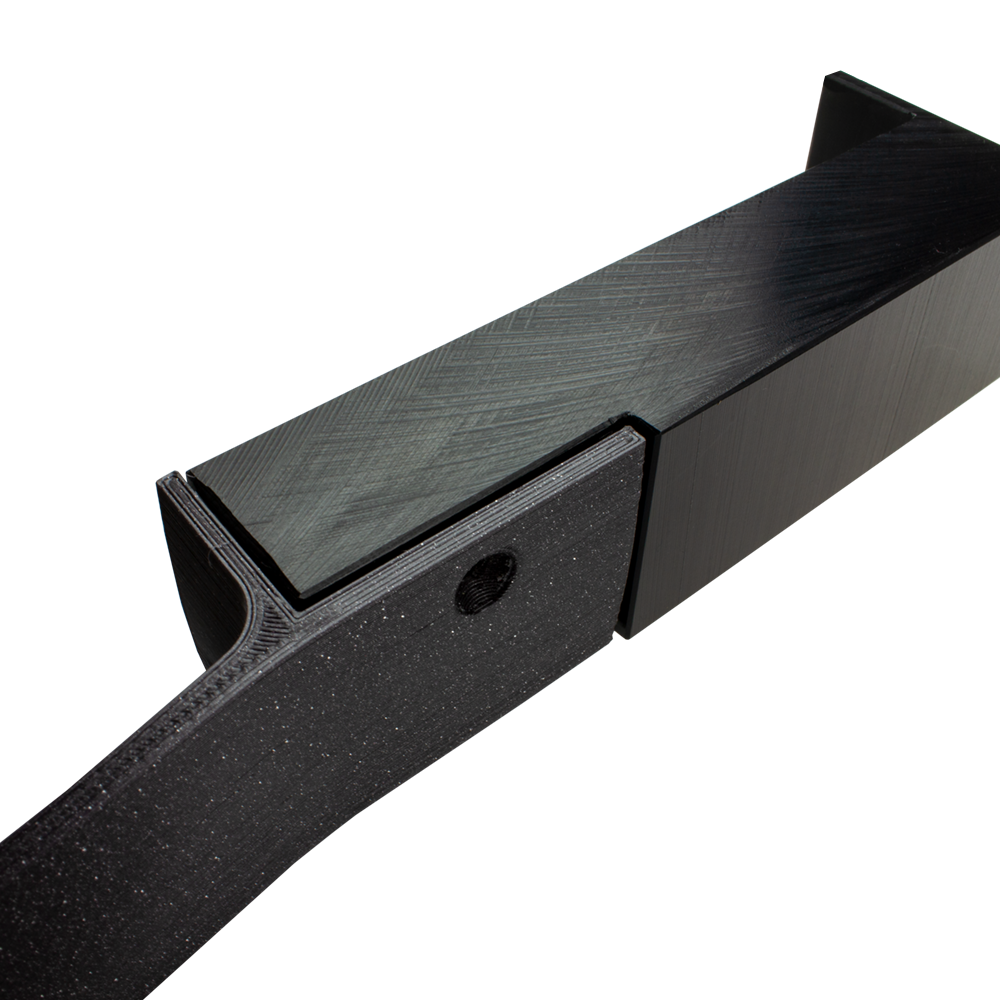 Das Bild zeigt einen schwarzen Abstandshalter zur Wandmontage, der für das Scolia Home 1 System verwendet wird. Das Produkt besteht aus stabilem Material und hat eine rechteckige Form mit einer Befestigungsöffnung.